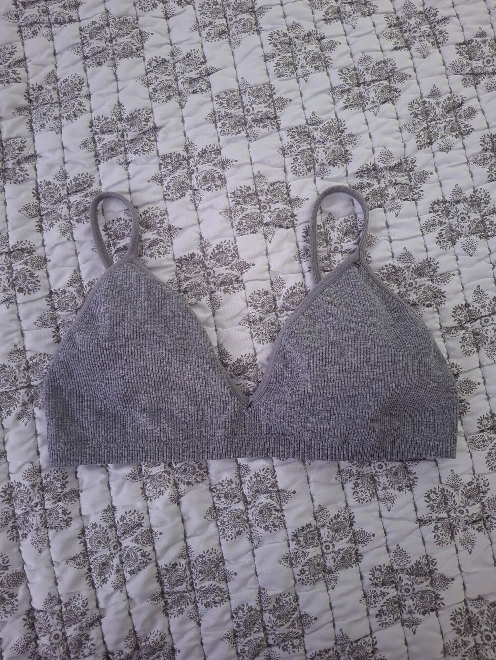 La Vie En Rose Women’s Seamless V-Neck Grey Bralette